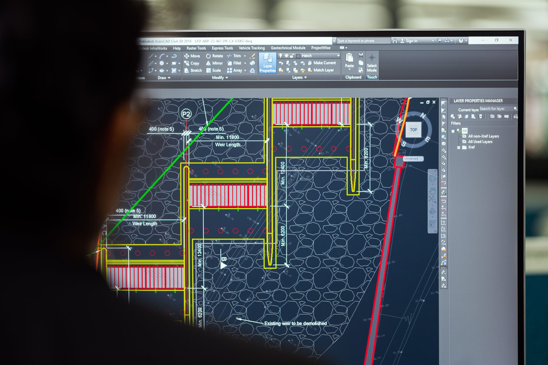 Equipo técnico revisando la planificación de una obra